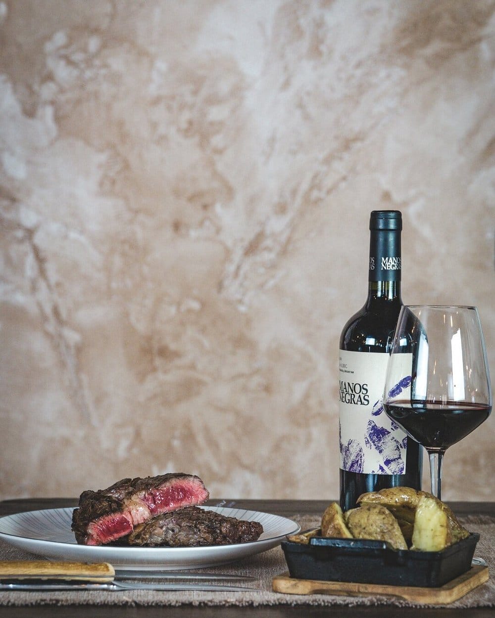 Bife con vino Malbec argentino — maridaje perfecto en La Stalla