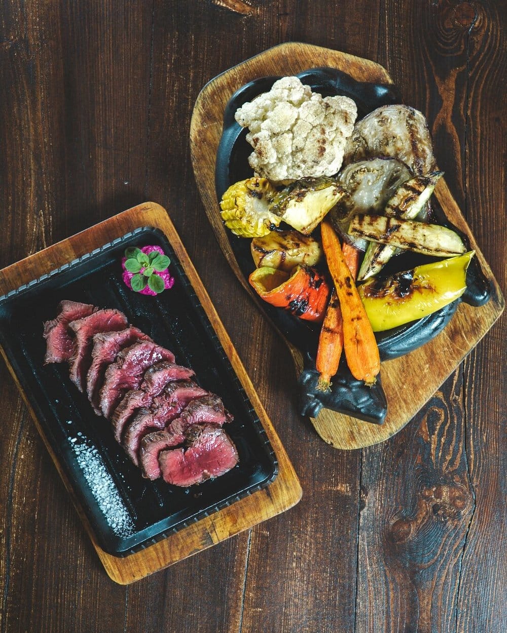 Corte de carne con verduras a la parrilla — plato principal de La Stalla