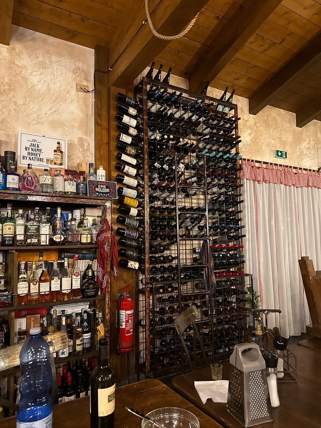 Bodega y barra de La Stalla — extensa selección de vinos y licores argentinos e italianos