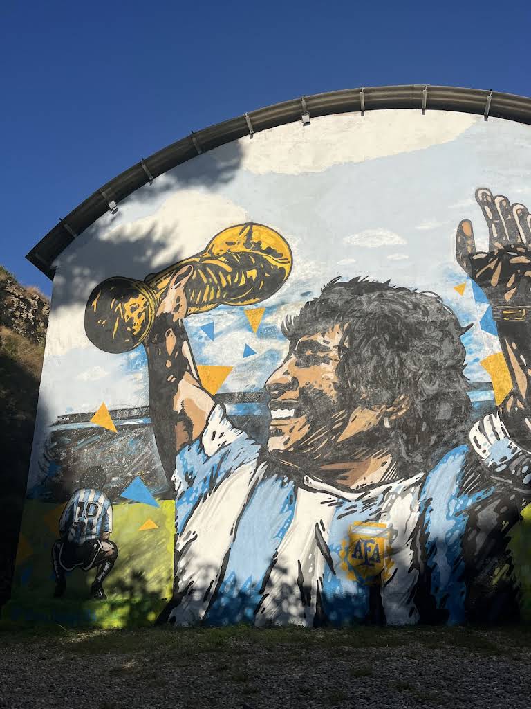 Mural argentino de La Stalla — homenaje al fútbol y al alma argentina del restaurante