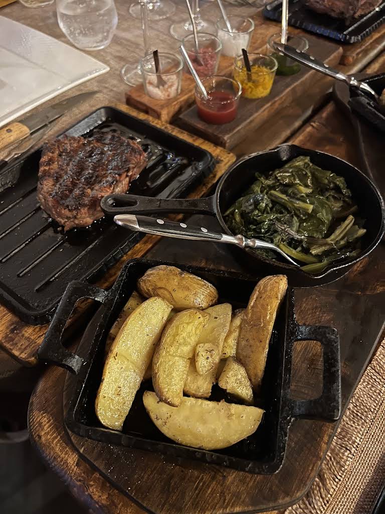 Mesa preparada en La Stalla — vajilla y copas dispuestas con cuidado para la cena