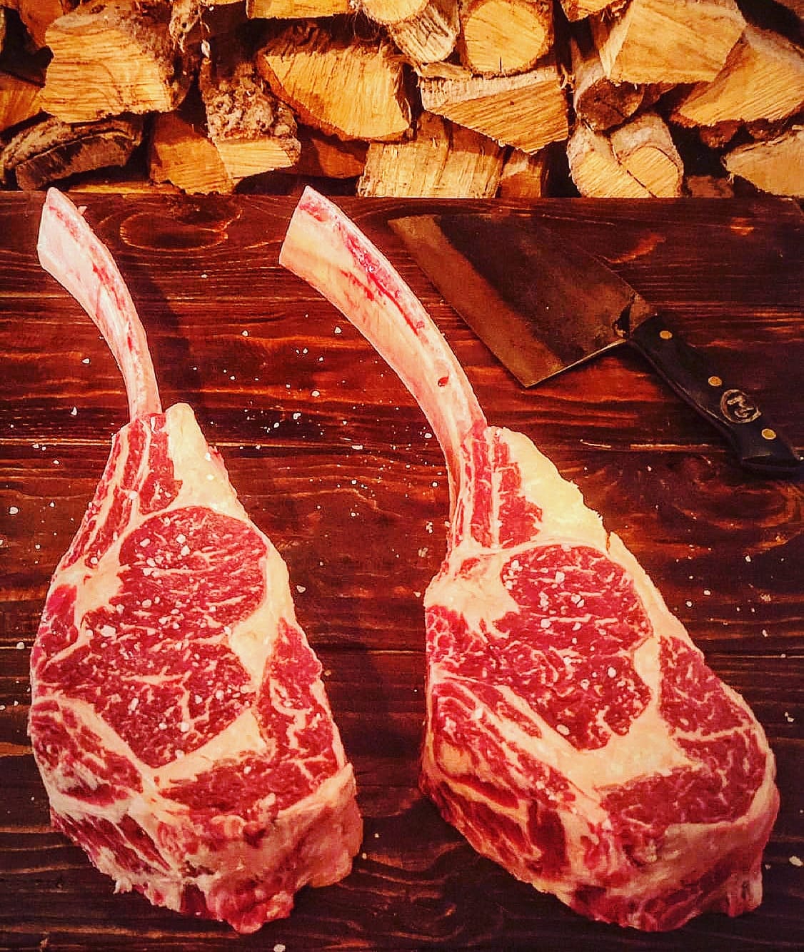 Tomahawk de ternera Angus argentina — corte premium sobre tabla oscura con hacha
